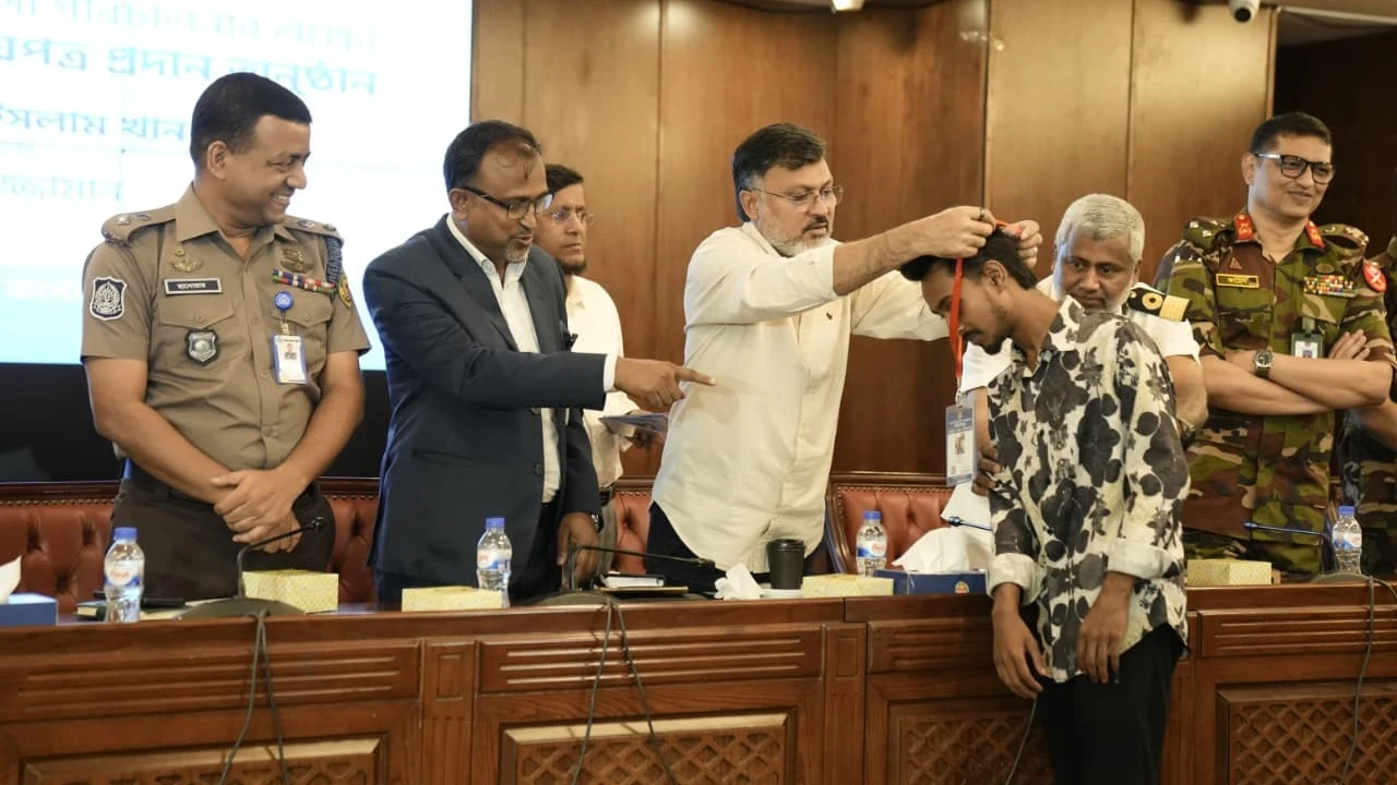 দুই সিটি করপোরেশনের ৩০২ জন হকারকে ডিজিটাল পরিচয়পত্র প্রদান