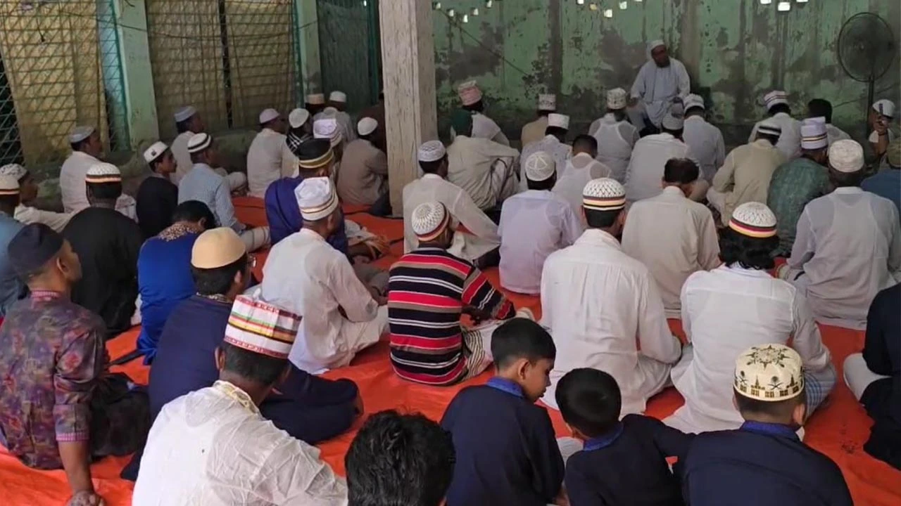 মধ্যপ্রাচ্যের সঙ্গে মিল রেখে সুজানগরে ঈদের জামাত অনুষ্ঠিত