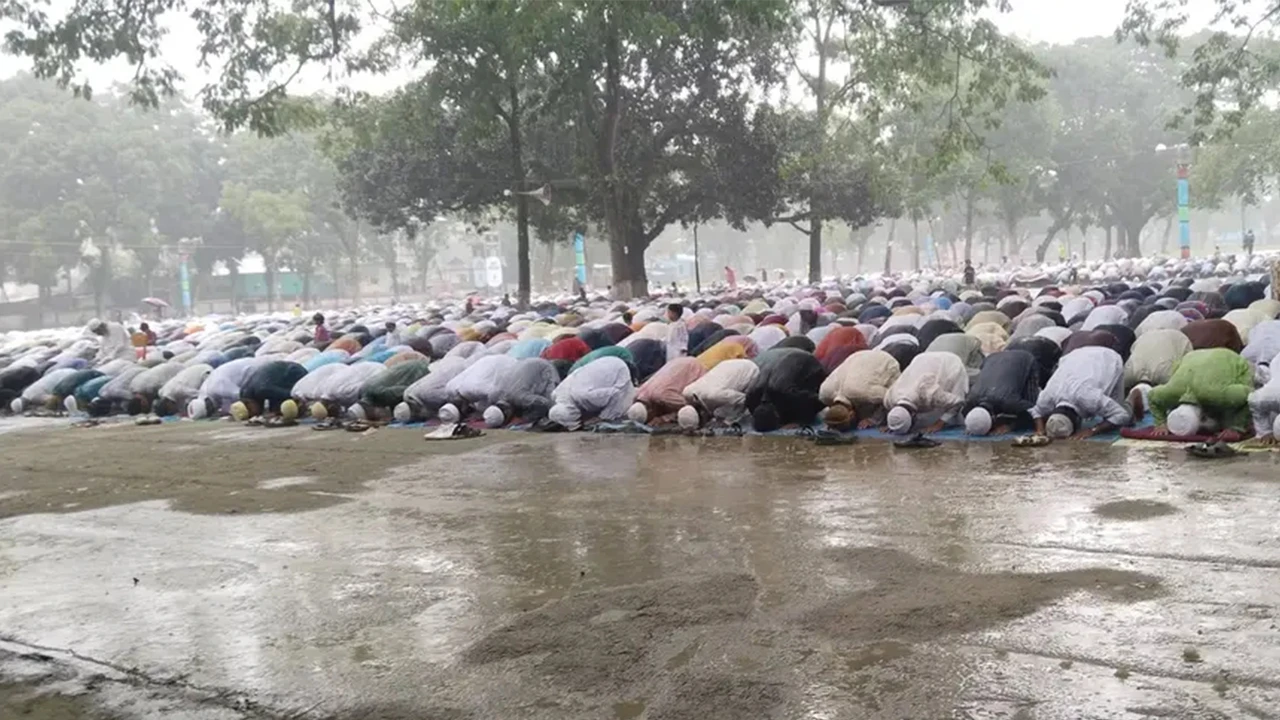 বৃষ্টি উপেক্ষা করেই শোলাকিয়ায় দেশের সর্ববৃহৎ ঈদ জামাত