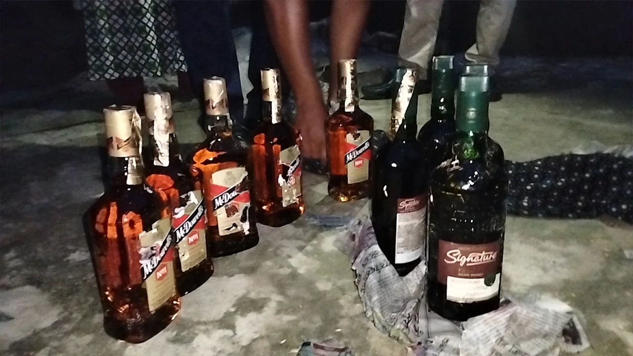 ধানের স্তুপের ভেতরে মিললো বিদেশি মদ, আটক বাবা-ছেলে