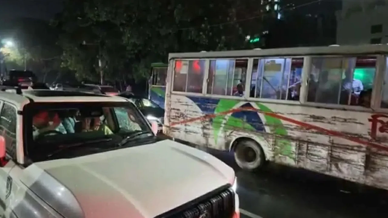স্ত্রীকে নিয়ে নিজেই গাড়ি চালিয়ে গেলেন প্রধানমন্ত্রী
