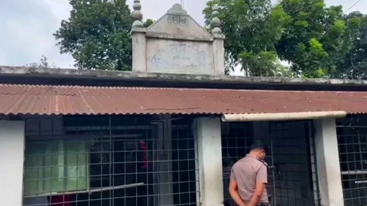 খুলনায় নামাজের সময় মসজিদে ঢুকে গুলি, আহত ২