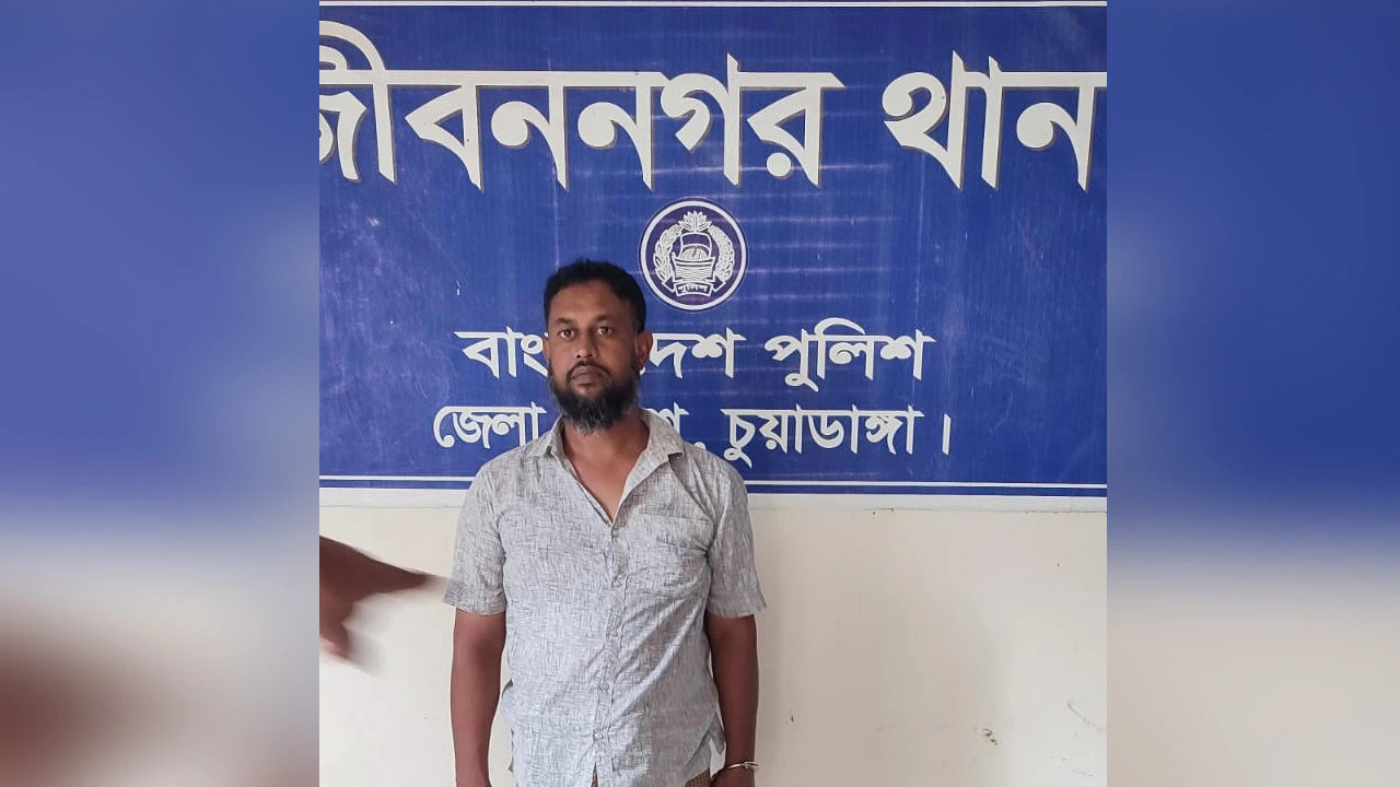 জীবননগর সীমান্তে ৪টি স্বর্ণের বারসহ পাচারকারী আটক