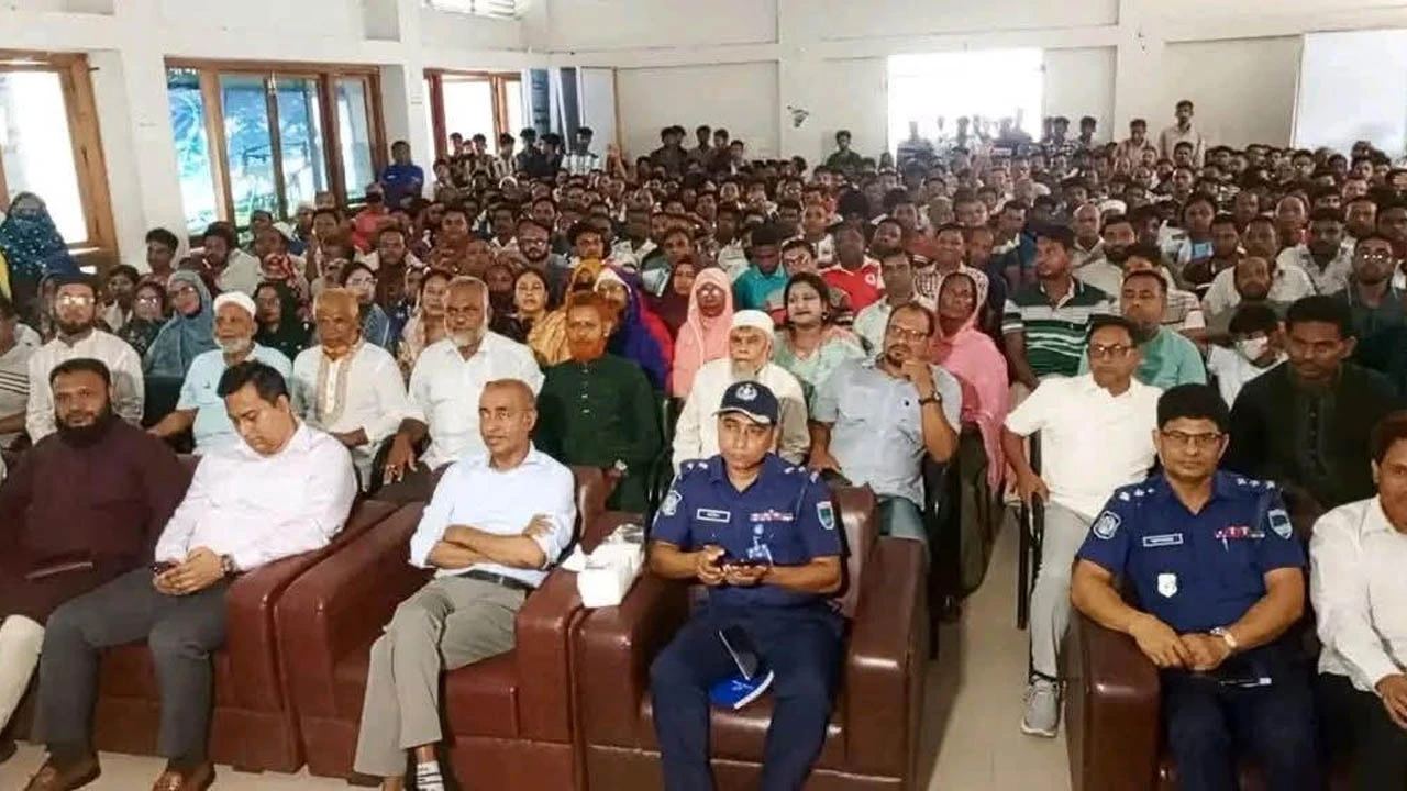 শৈলকূপায় বড় পর্দায় খেলা দেখলেন আইনমন্ত্রী