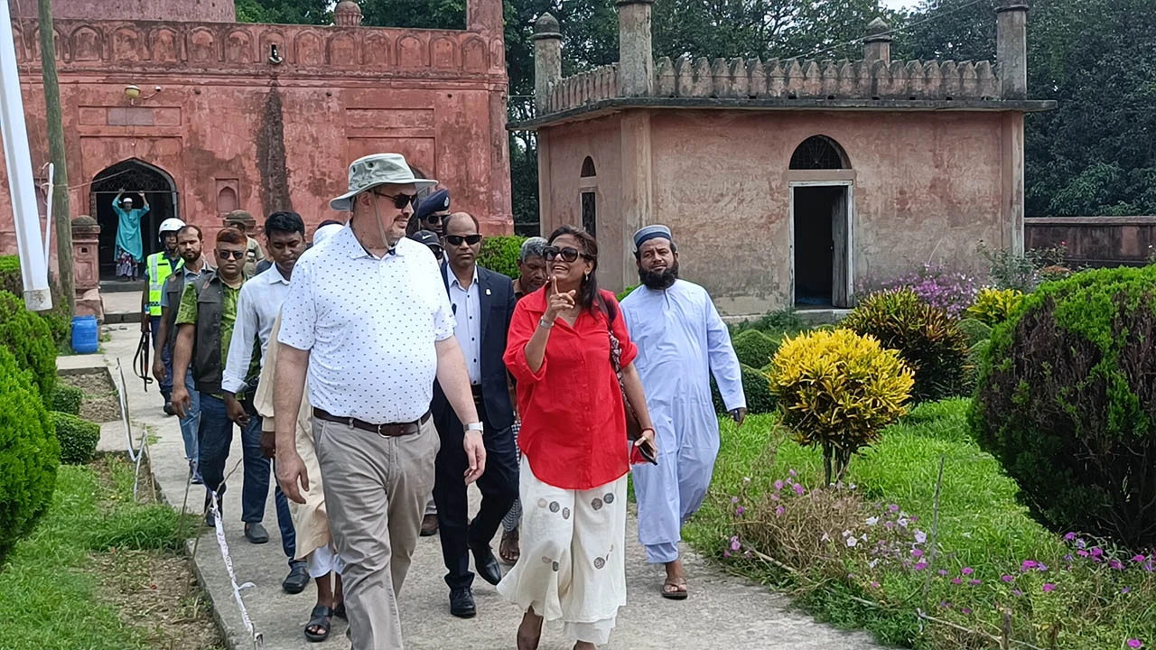 ঐতিহাসিক নিদর্শন পরিদর্শনে মার্কিন রাষ্ট্রদূত