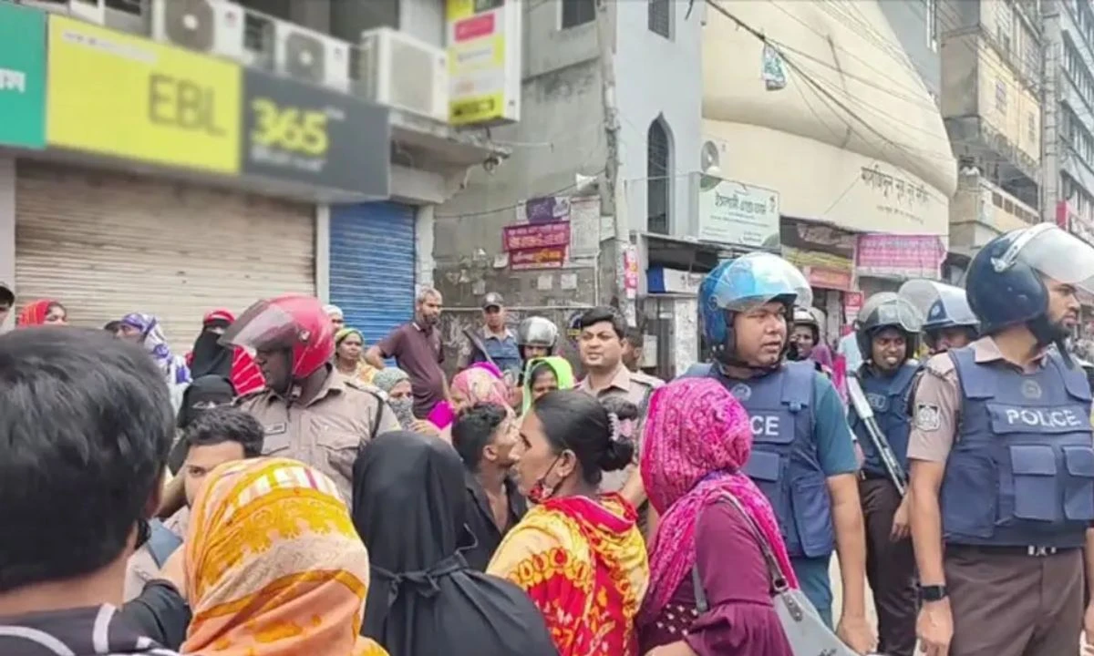 রাজধানীর কচুক্ষেতে গার্মেন্টস কর্মীদের সঙ্গে পুলিশের ধাওয়া পাল্টা ধাওয়া