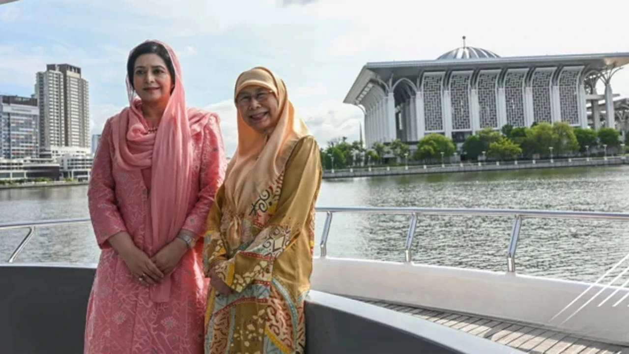 মালয়েশিয়ার প্রধানমন্ত্রীর স্ত্রীর সঙ্গে লেক ভ্রমণে ডা. জুবাইদা রহমান