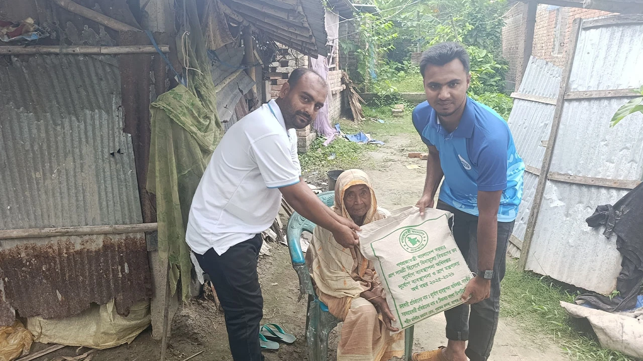 শতবর্ষী আছিয়া বেগমের পাশে সদর প্রশাসন