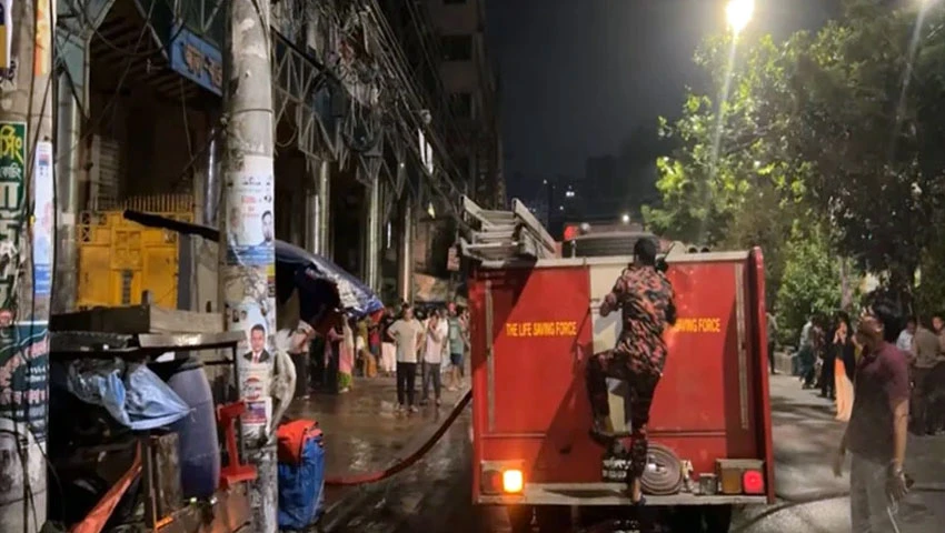 রাজধানীর কাঁটাবনের আগুন নিয়ন্ত্রণে, দুইজনের মৃত্যু