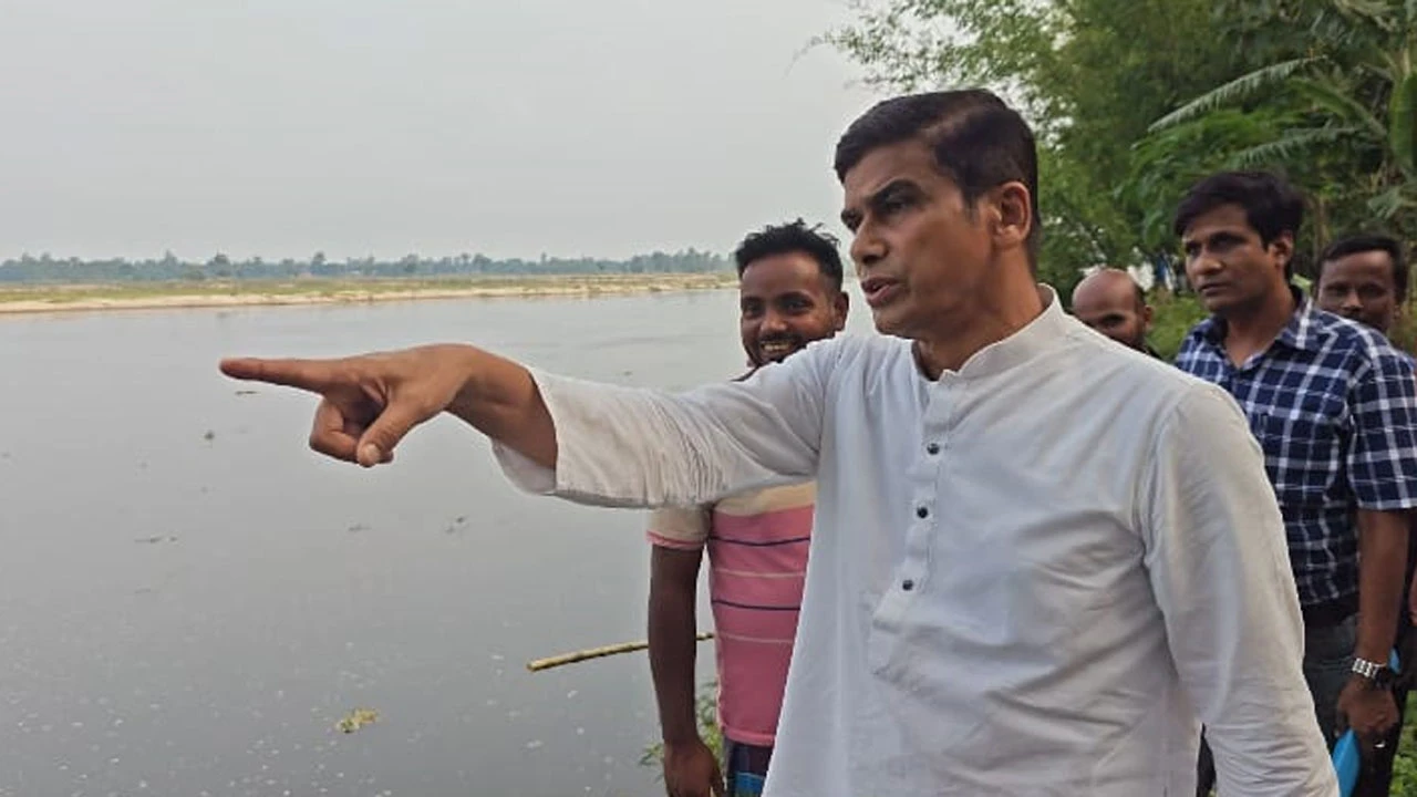করতোয়া নদীর ভাঙনকবলিত এলাকা পরিদর্শনে প্রতিমন্ত্রী