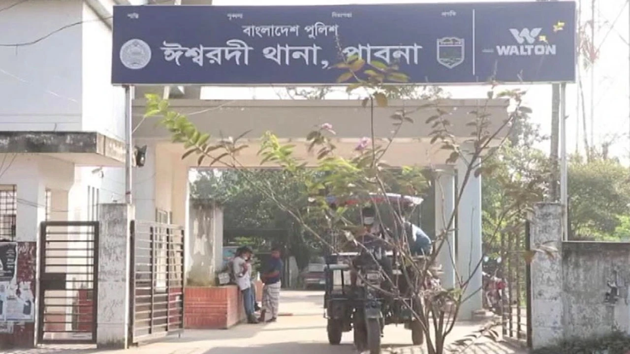 শিক্ষার্থীকে শাসন করায় শিক্ষিকাকে পেটালেন অভিভাবক
