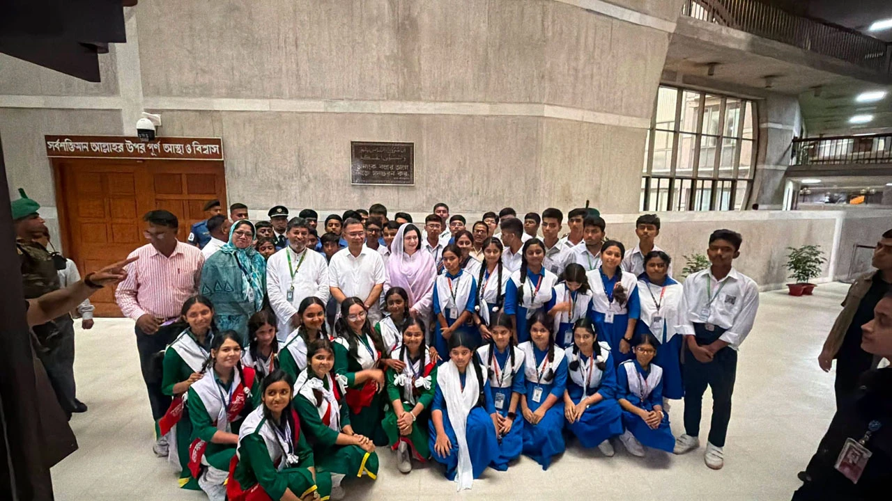 জাতীয় সংসদে মাদারীপুরের শিক্ষার্থীদের শিক্ষা সফর