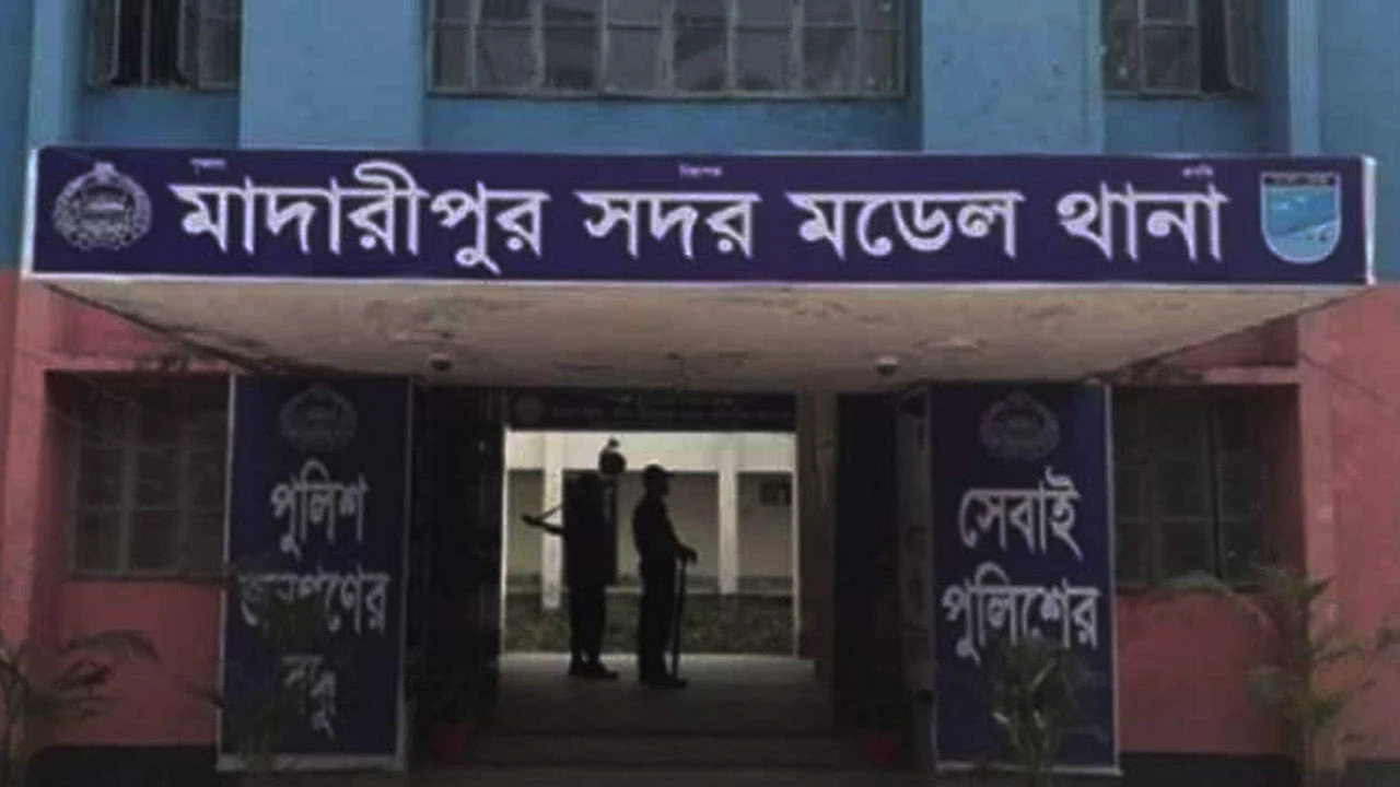 আধিপত্য বিস্তার নিয়ে প্রতিপক্ষের বসতঘরে পেট্রোল ঢেলে অগ্নিসংযোগ