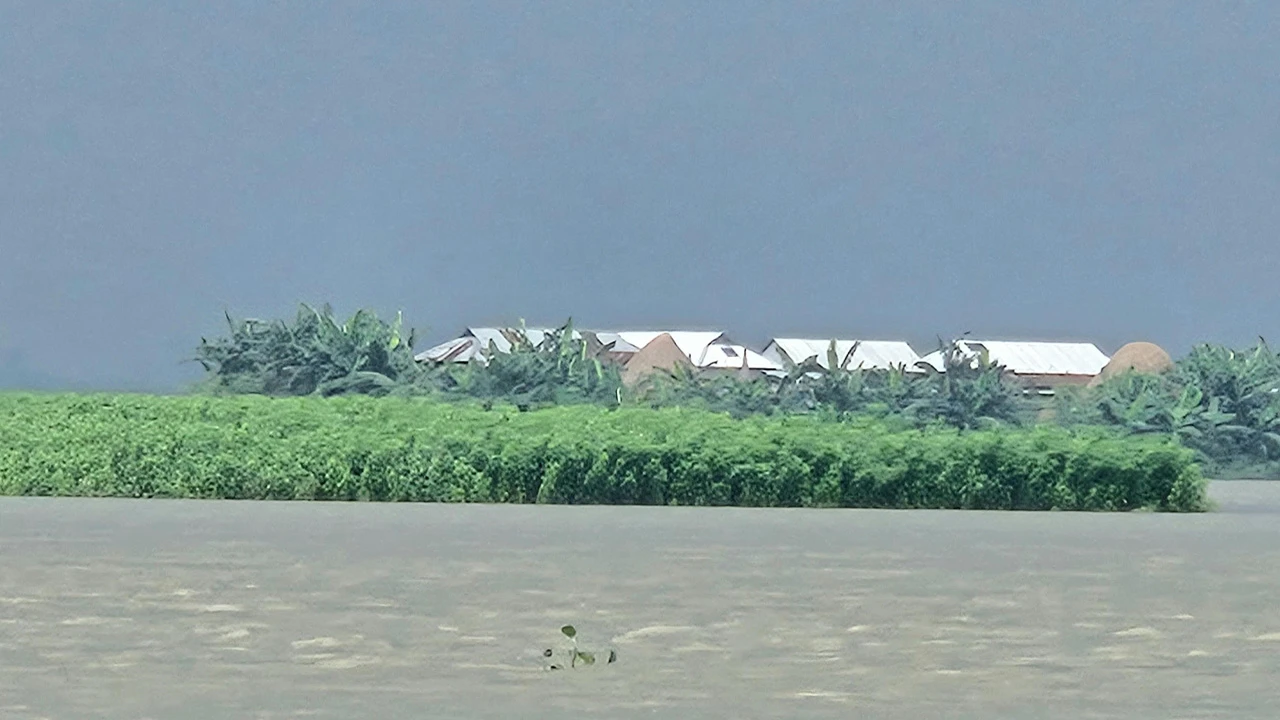 উজানের পাহাড়ি ঢলে জামালপুরে নিম্নাঞ্চল প্লাবিত