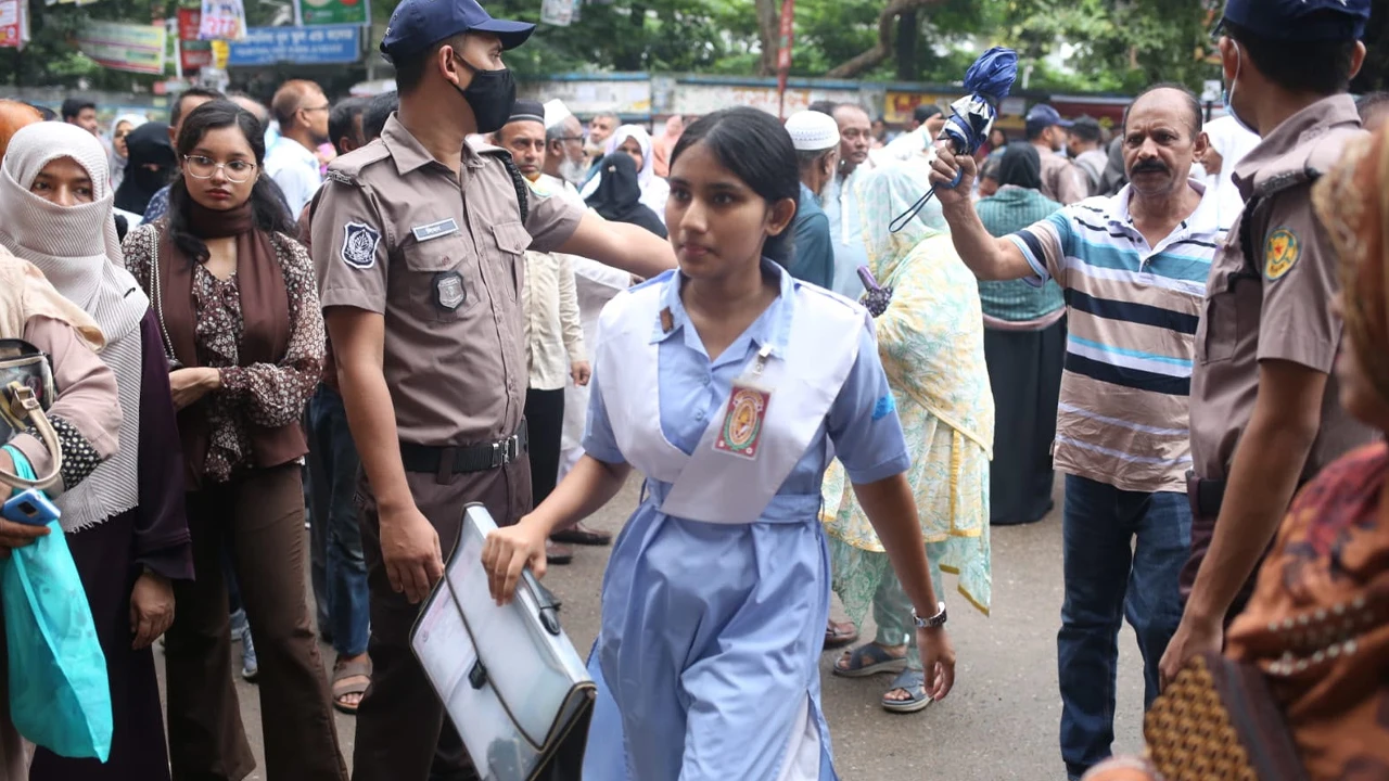 কড়া নজরদারিতে এইচএসসি পরীক্ষা শুরু