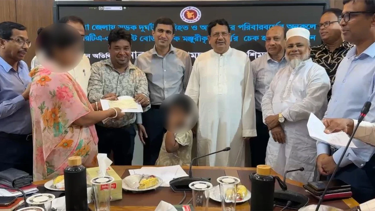 সড়ক দুর্ঘটনায় ক্ষতিগ্রস্ত পরিবারের মাঝে চেক প্রদান