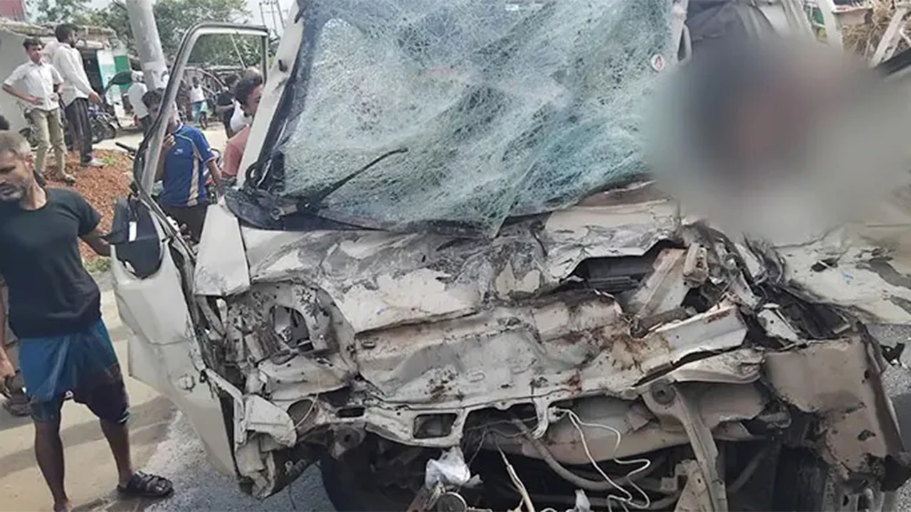 পাকুন্দিয়ায় বাস-পিকআপ সংঘর্ষে নিহত ৩