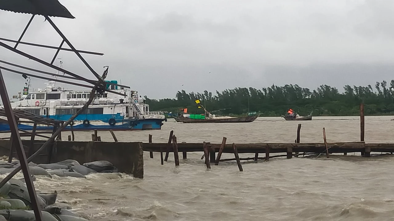 টানা বৃষ্টিতে নোয়াখালীতে বিপাকে খেটে খাওয়া মানুষ