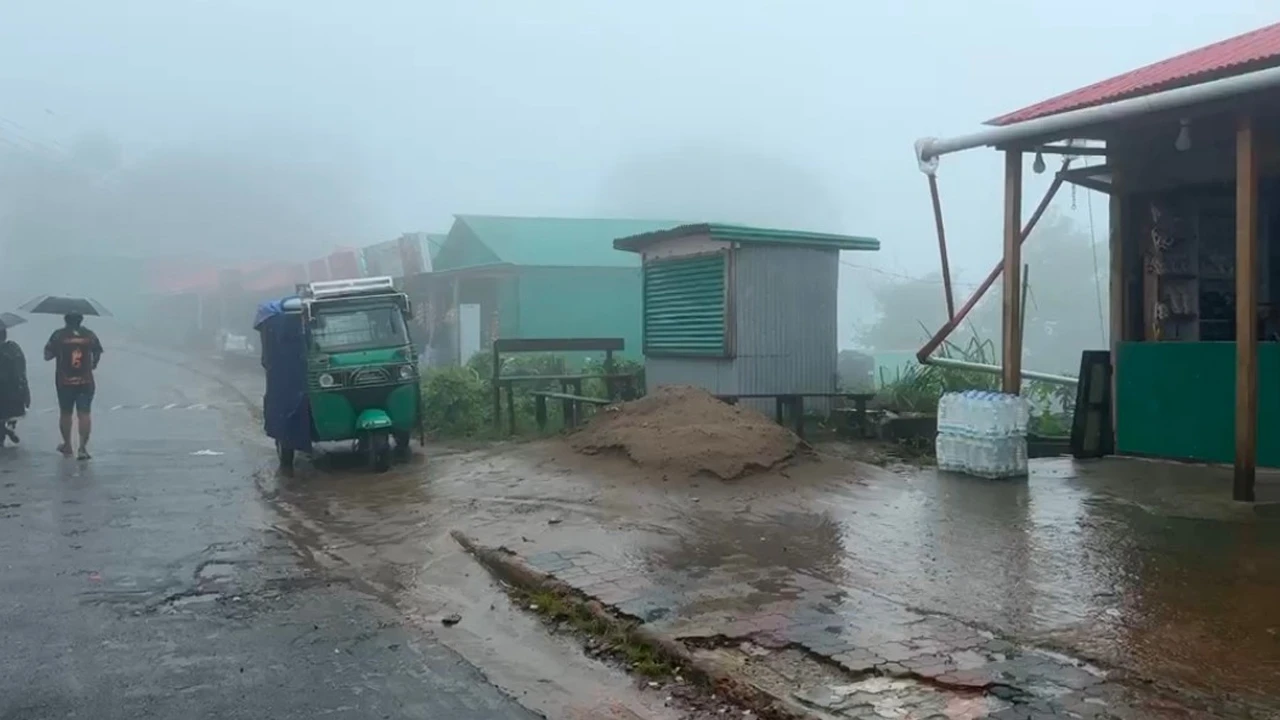বৃষ্টিতে সড়ক তলিয়ে সাজেক, আটকে পরেছেন ৫ শতাধিক পর্যটক