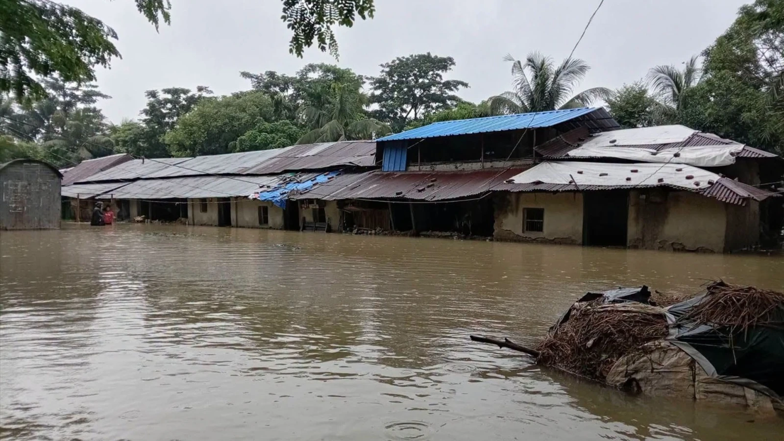 চট্টগ্রামে পানিবন্দি লাখো মানুষ, সংকট বিশুদ্ধ পানি ও খাবারের