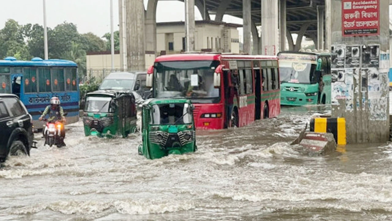 ঢাকায় টানা বৃষ্টি, জলজট-যানজটে ভোগান্তি চরমে