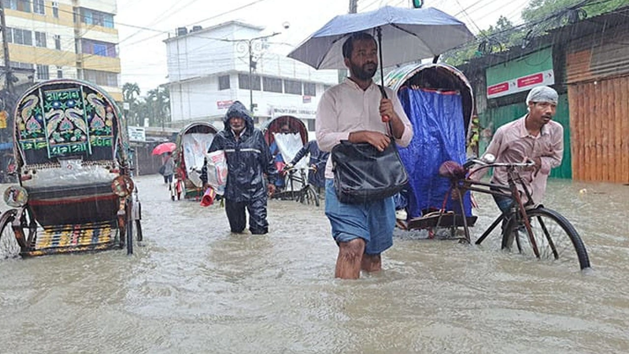 ফের বৃষ্টিতে ডুবল চট্টগ্রাম, সড়কে হাঁটুপানি