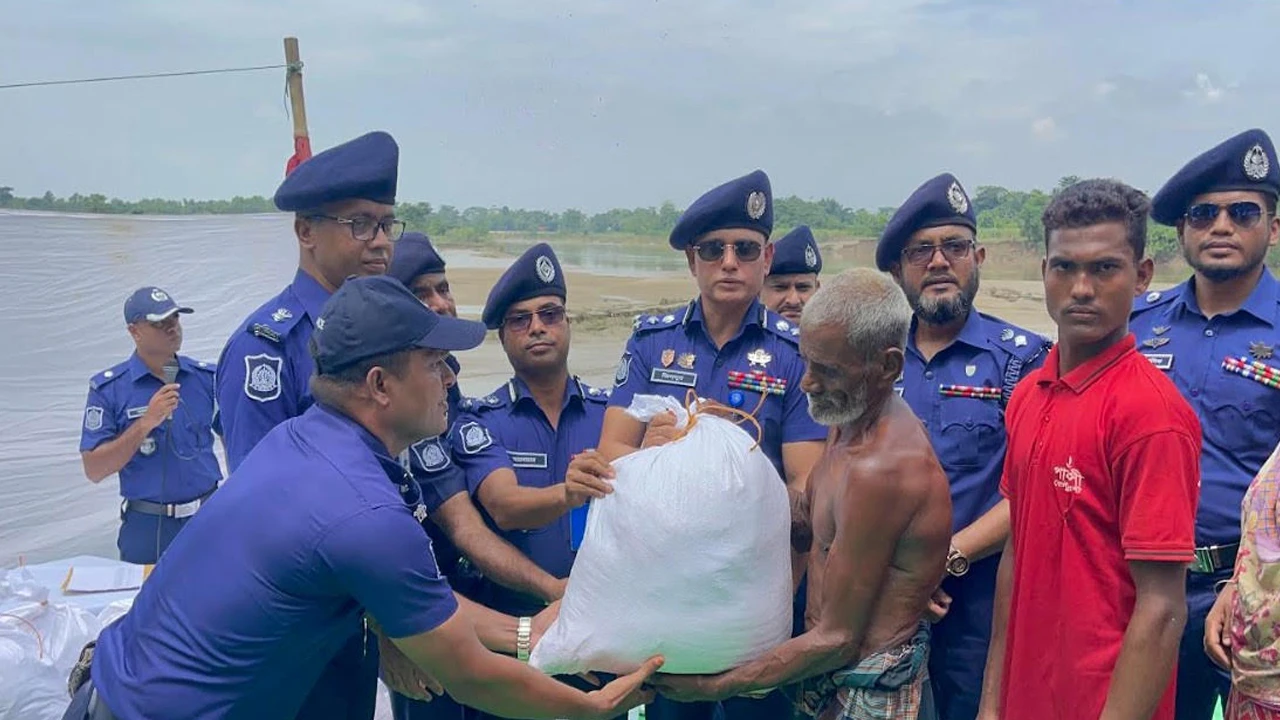 রাজনগরের বন্যার্তদের মাঝে সিলেট রেঞ্জ পুলিশের ত্রাণ বিতরণ