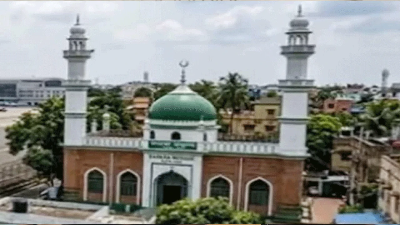 কলকাতায় ১৩৬ বছরের পুরোনো মসজিদে তালা লাগালো বিজেপি