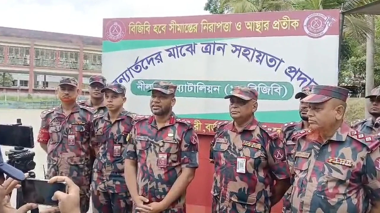 বন্যার্তদের মাঝে বিজিবির উদ্যোগে ত্রাণ সামগ্রী বিতরণ