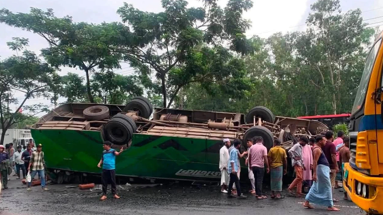 সীতাকুণ্ডে যাত্রীবাহী বাস উল্টে হতাহত ১১