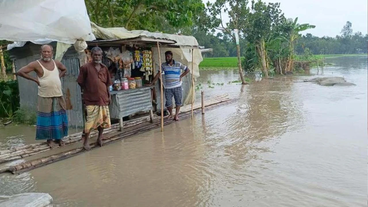 বাঁধ ভেঙে তিস্তা নদীর পানি লোকালয়ে