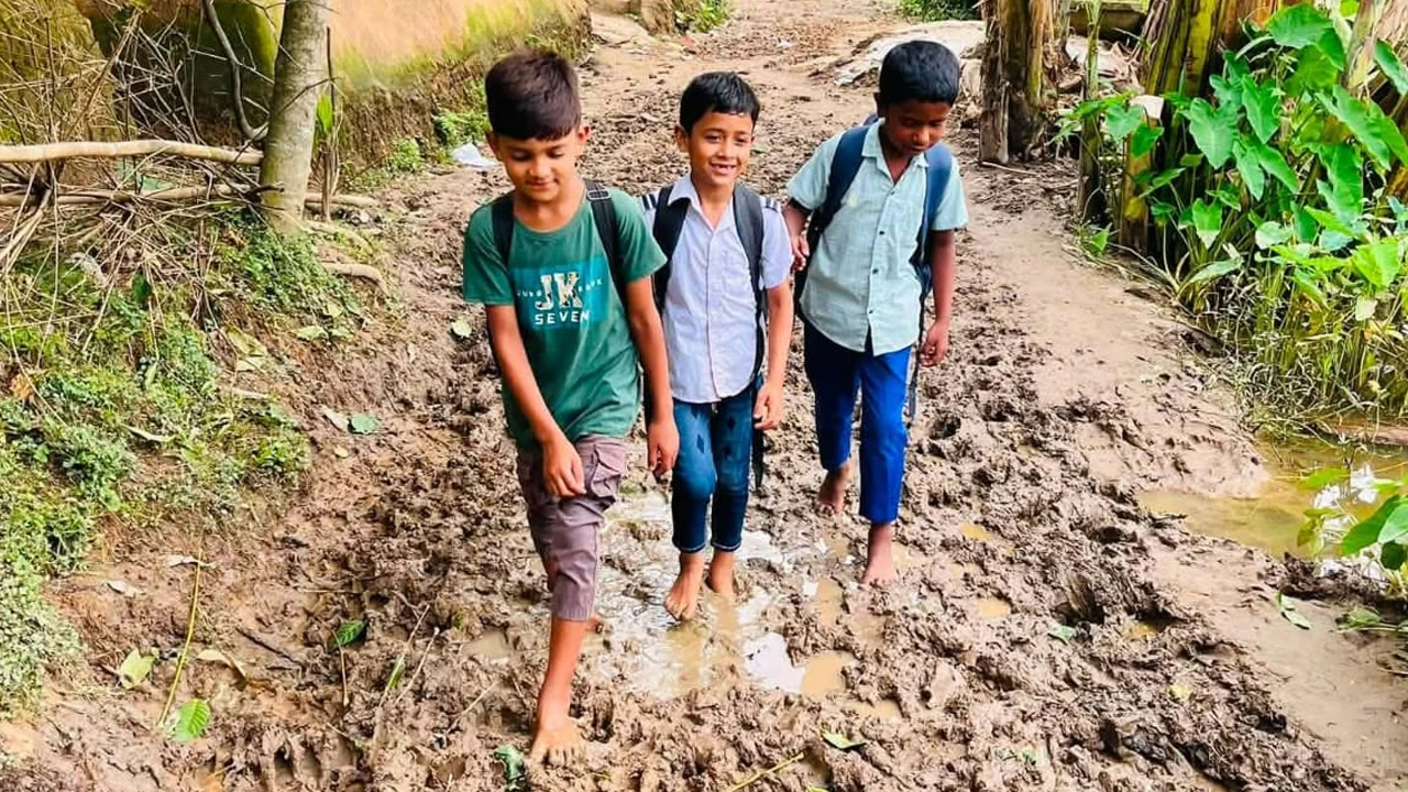 কাদা-পানিতে একাকার সড়ক, গ্রামের মানুষের চরম দুর্ভোগ