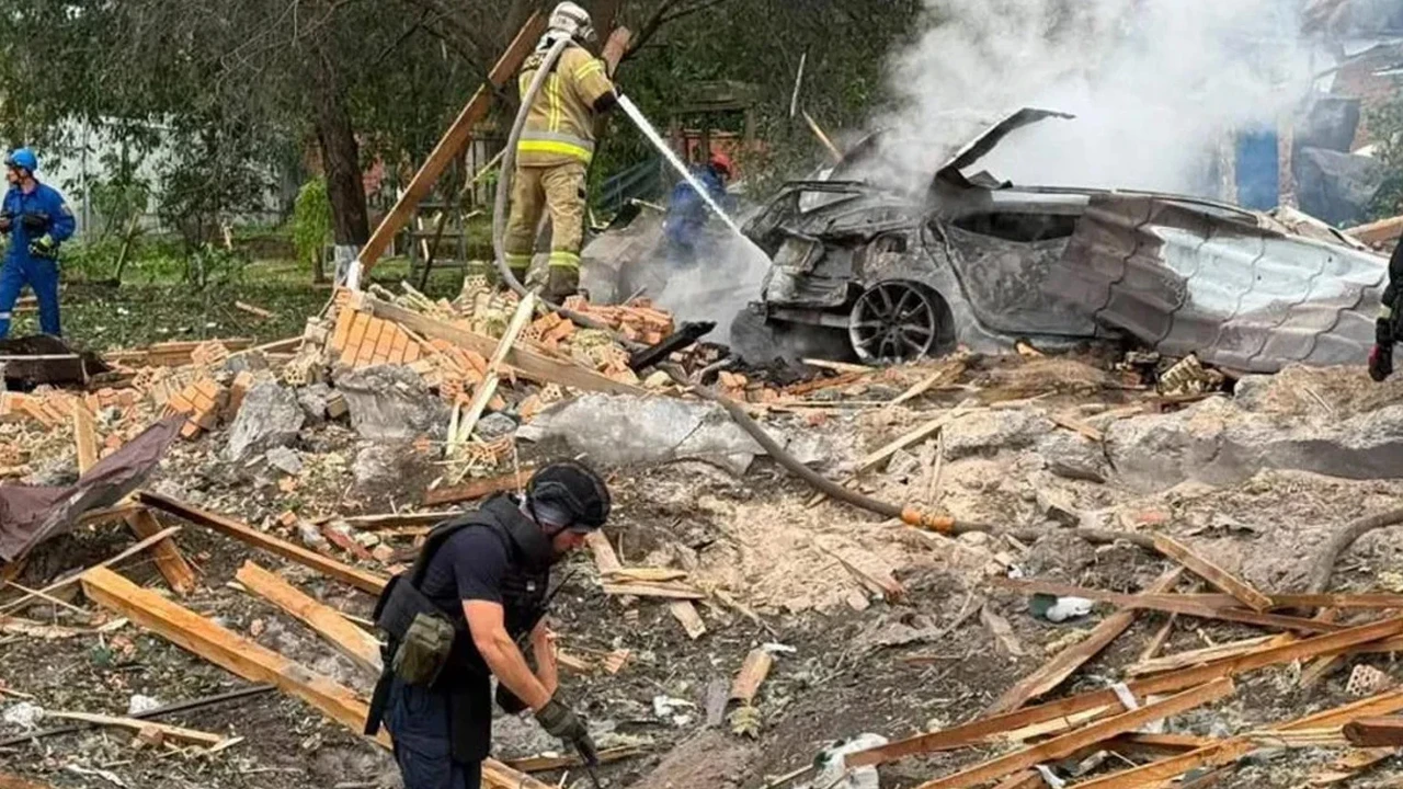 ইউক্রেনে রাশিয়ার ক্ষেপণাস্ত্র হামলায় নিহত  ৯