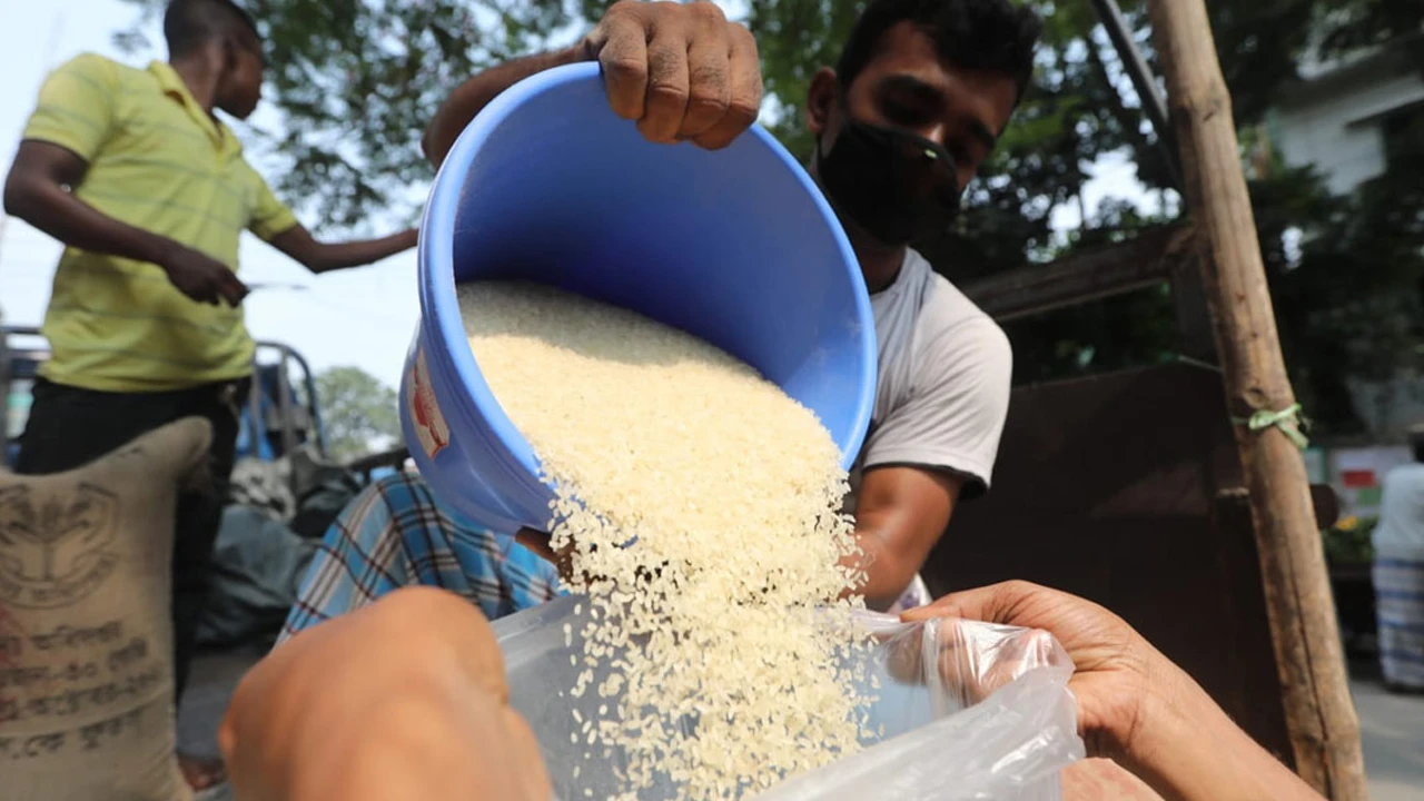 ১৫ টাকা কেজিতে চাল পাবেন ৫৫ লাখ পরিবার