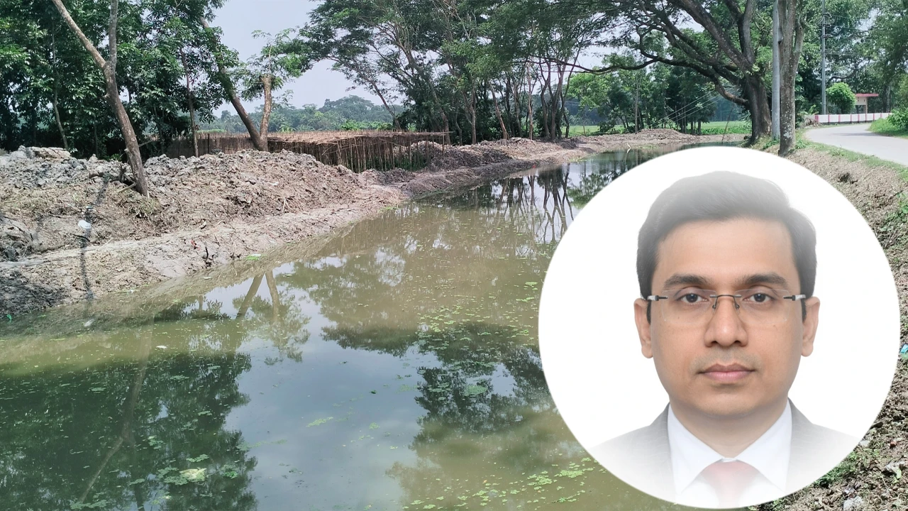 খাল পুনঃখনন শেষে রাষ্ট্রীয় কোষাগারে টাকা জমা দিলেন ইউএনও