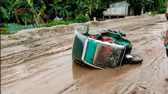 সড়ক নয়, ফাঁদ