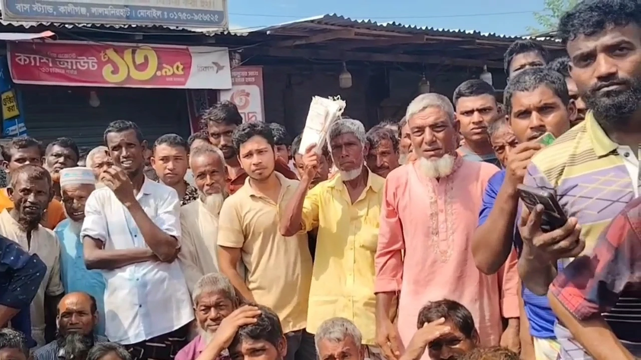 ডিলারের কাছে সার না পেয়ে  আমন চাষিদের  মহাসড়ক অবরোধ,  বিক্ষোভ