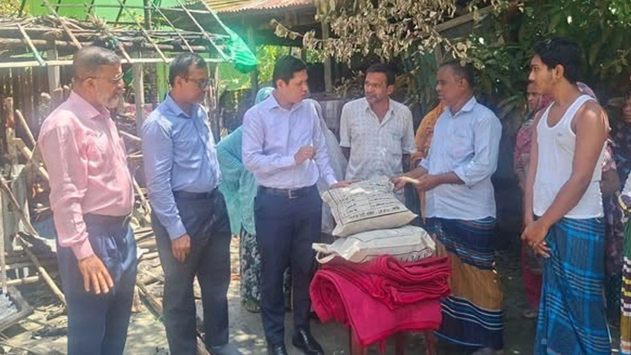 লক্ষ্মীপুরে আগুনে ক্ষতিগ্রস্ত পরিবারকে সহায়তা প্রদান