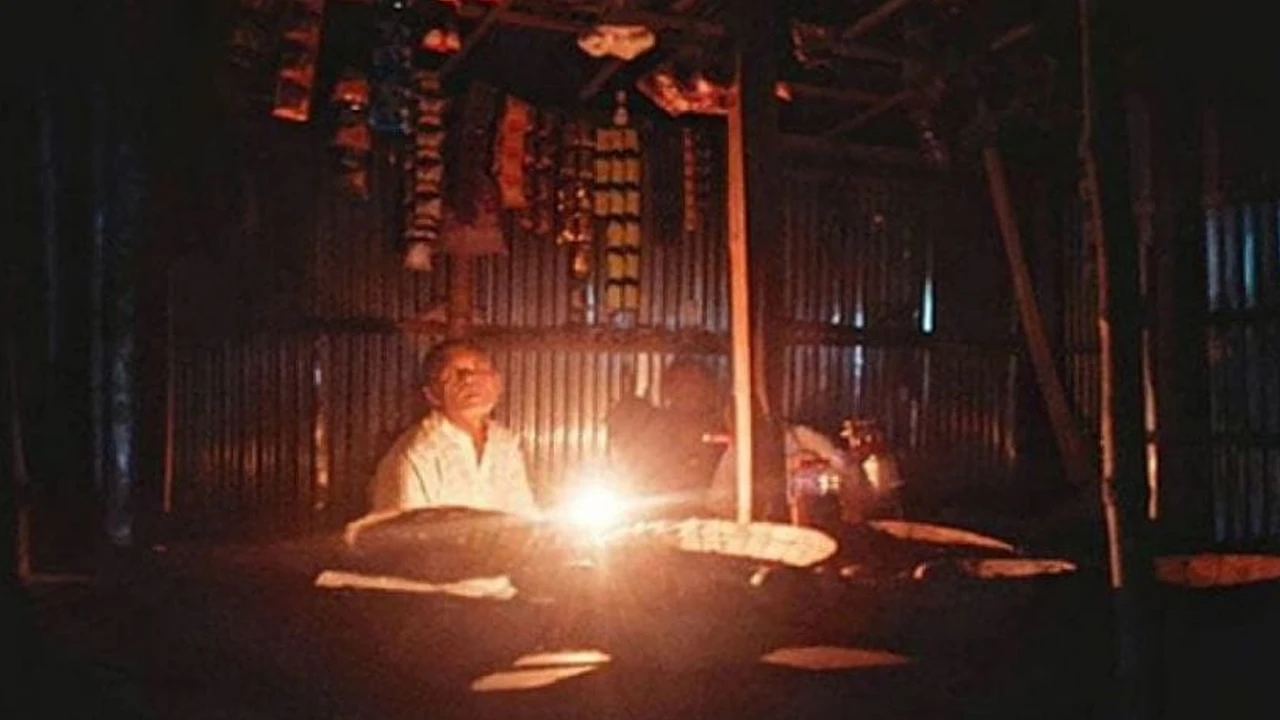 তীব্র গরমে বেড়েছে লোডশেডিং, ভোগান্তিতে জনজীবন