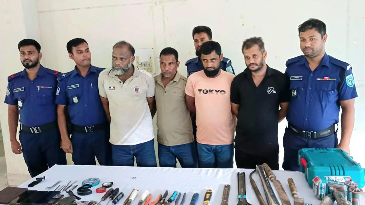 হাতীবান্ধায় ডাকাত দলের ৪ সদস্য গ্রেপ্তার