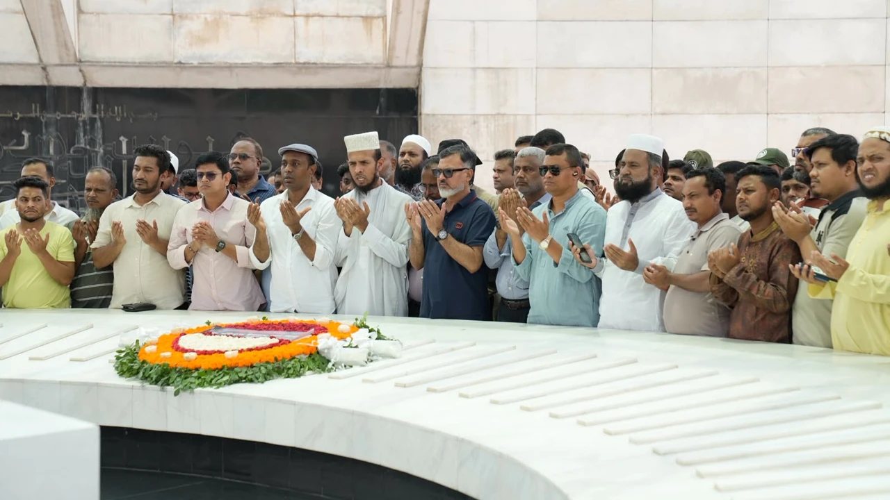 খালেদা জিয়ার সমাধিতে ডিএনসিসি প্রশাসকের শ্রদ্ধা