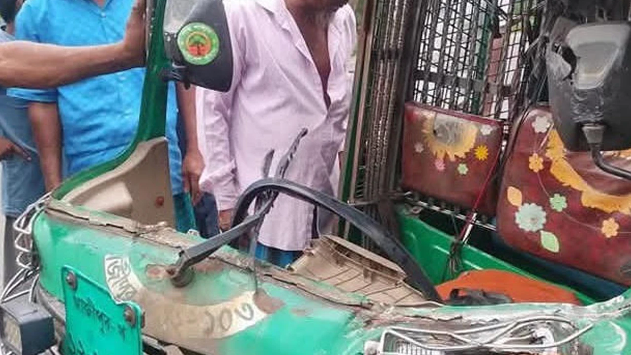 পাকুন্দিয়ায় ময়লার ট্রাক-অটোরিকশা সংঘর্ষে নিহত ১