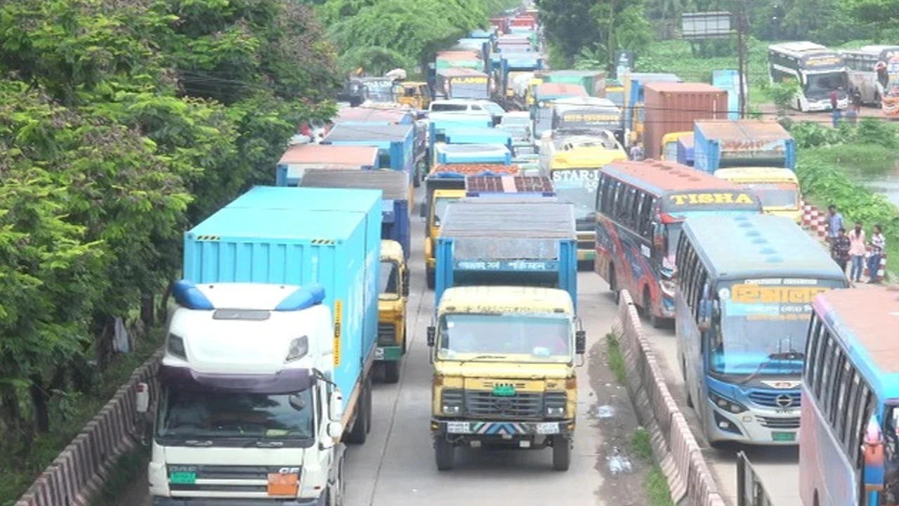 ঢাকা-চট্টগ্রাম মহাসড়কে ১৫ কিলোমিটার যানজট