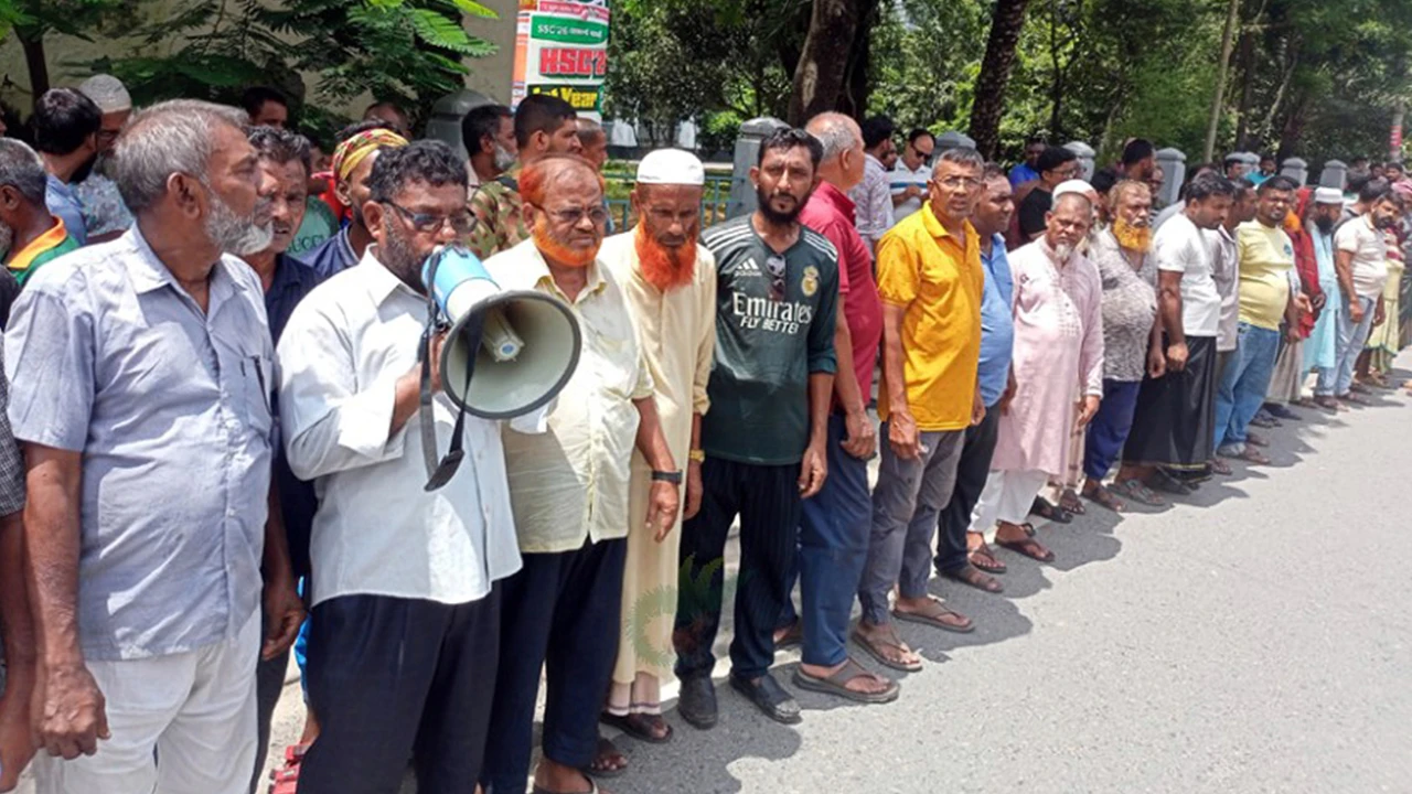 যশোরে আটক রিকশা ফেরত ও বৈধতা চেয়ে শ্রমিকদের মানববন্ধন