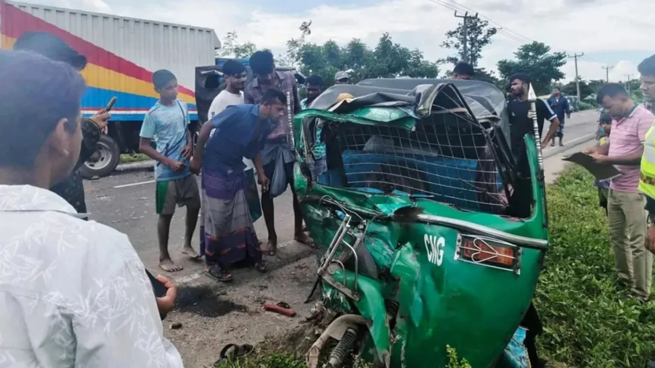 কিশোরগঞ্জে অটোরিকশা ও কাভার্ড ভ্যানের সংঘর্ষে নিহত ৩
