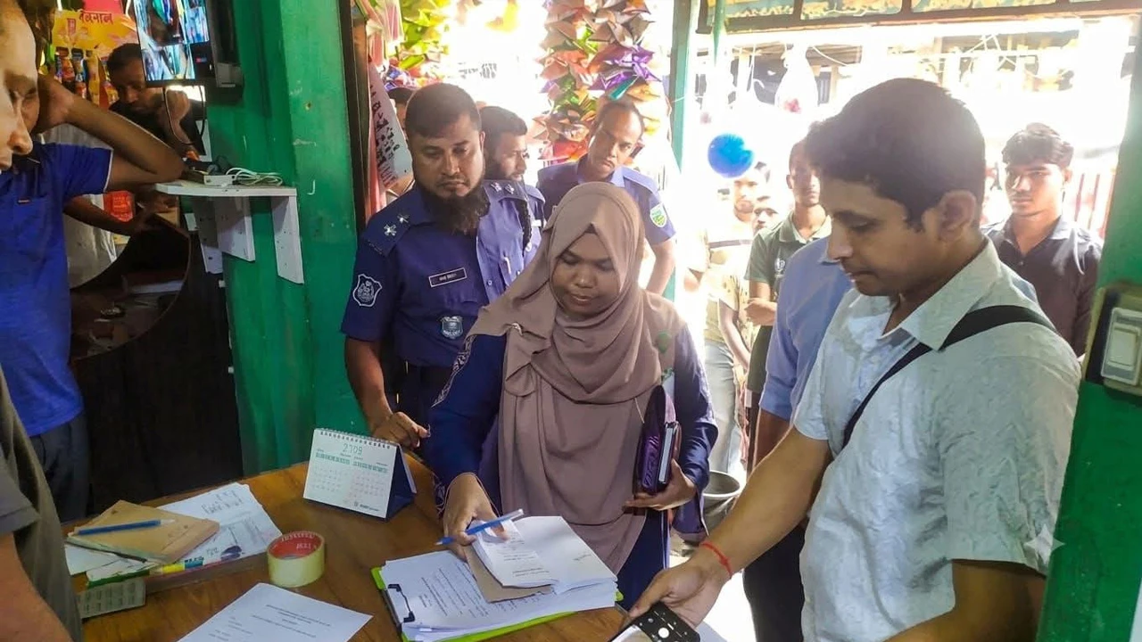 বেশি দামে সার বিক্রির দায়ে ডিলারকে জরিমানা