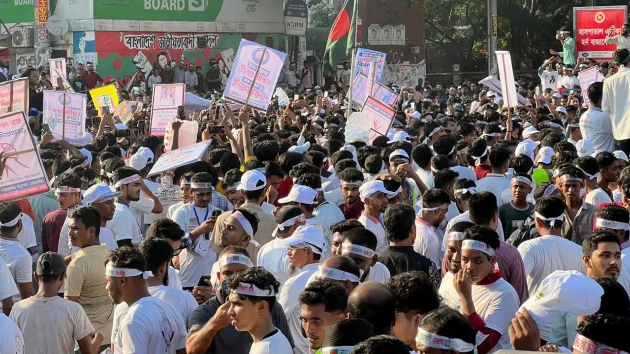 নোয়াখালী বিভাগ ঘোষণার দাবিতে শাহবাগ অবরোধ
