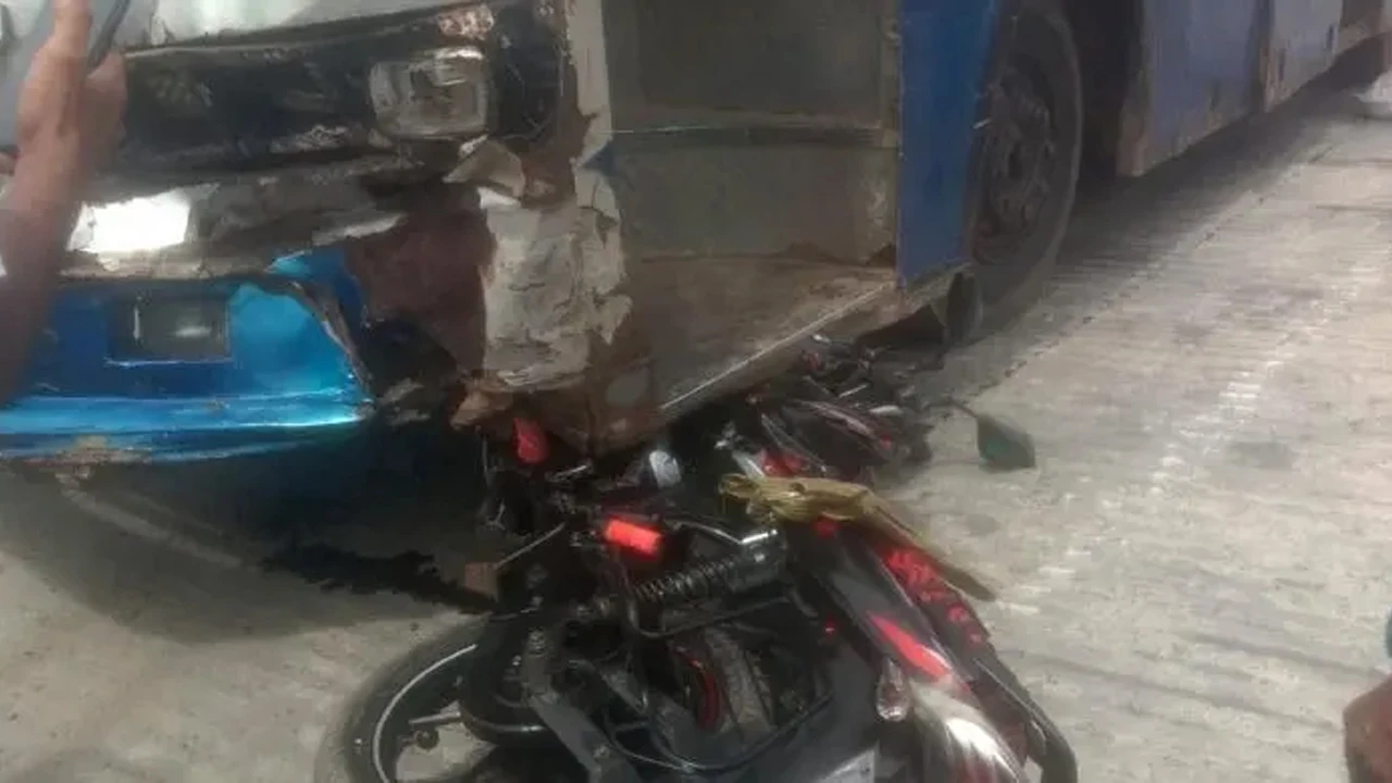 অভয়নগরে বাসের ধাক্কায় ২ মোটরসাইকেল আরোহী নিহত