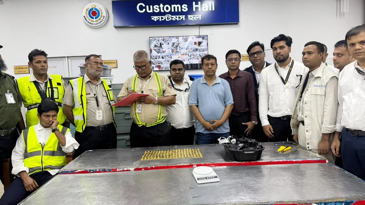 কোটি টাকার স্বর্ণসহ বিমানের স্টাফ আটক