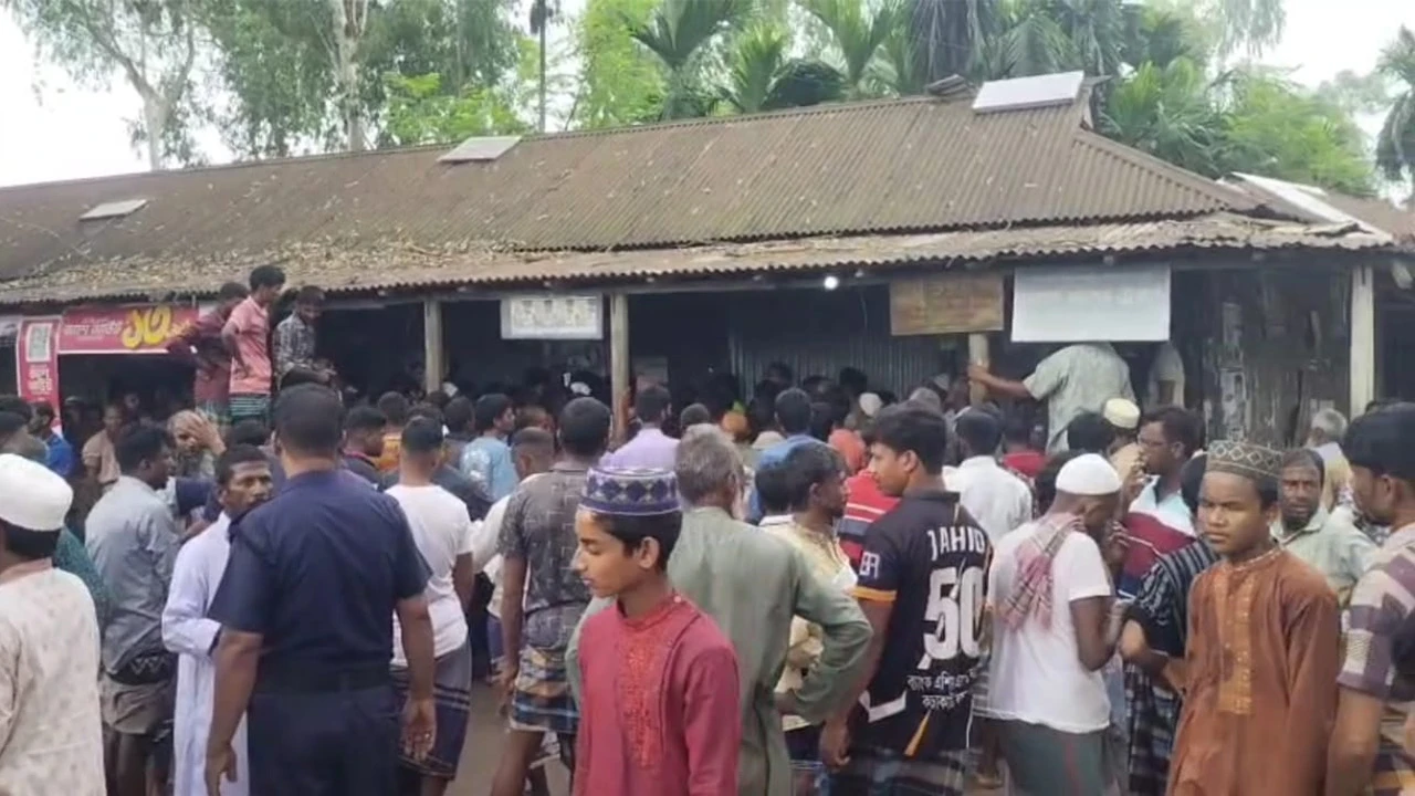 সার না পেয়ে কৃষকদের বিক্ষোভ, গুদাম ভাঙচুর